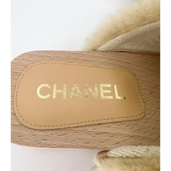 CHANEL 2022 Beige SHEARLING LAMBSKIN CC Logo Fuzzy Low Heel Clogs Size E… - Picture 9 of 15